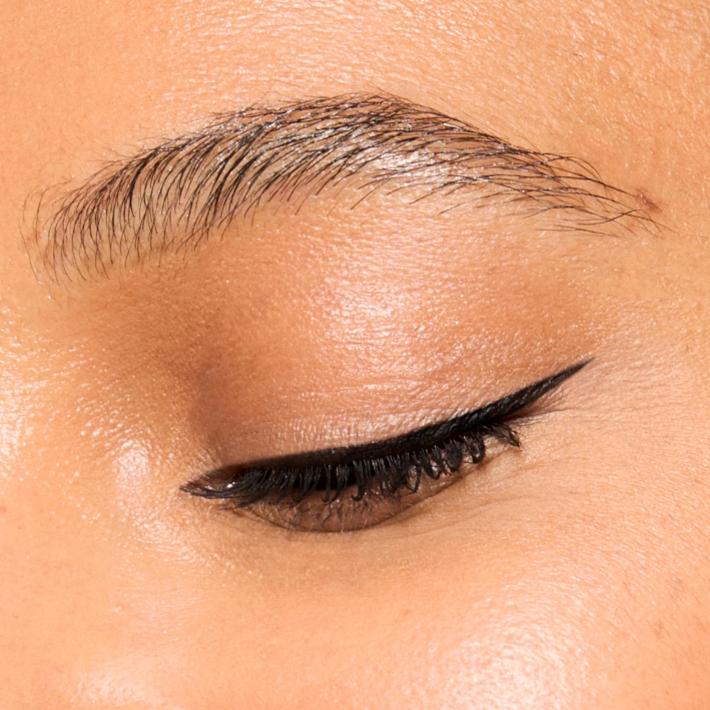 Honest Beauty Longlasting Liquid Eyeliner, Flake Proof, Precise Application, Hypoallergenic, Vegan, Cruelty-Free, Black, 0.58 fl oz