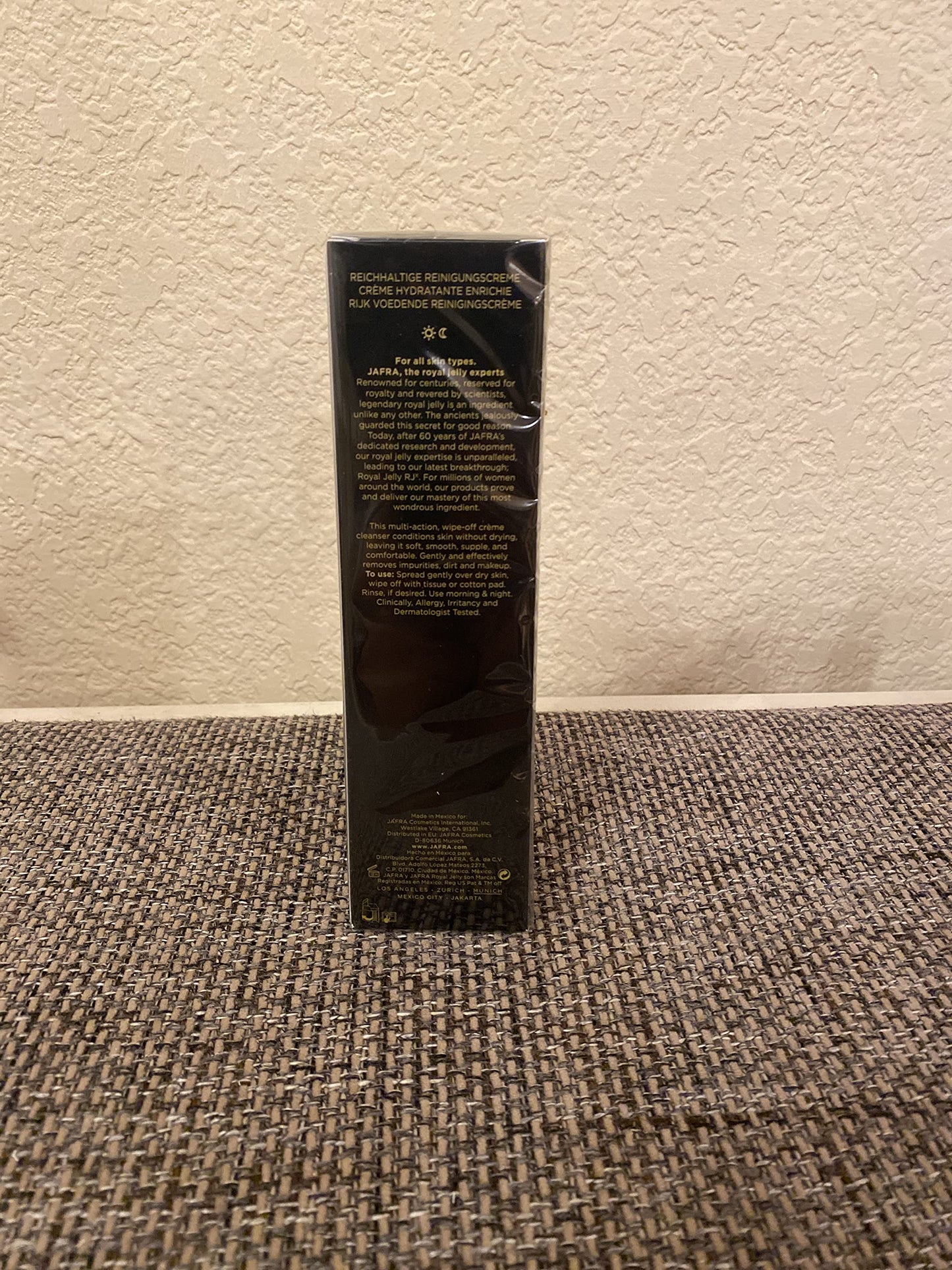 JAFRA ROYAL JELLY DEFY RICH CREME CLEANSER LIMPIADOR FACIAL EN CREMA 4.2 FL. OZ.