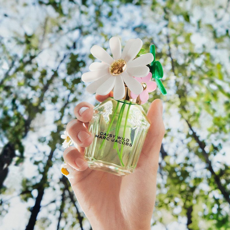 Marc Jacobs Daisy Wild Eau de Parfum - Adventurous Floral Women's Perfume - With Notes of Banana Blossom Accord, Jasmine & Macadamia Accord, Sandalwood & Vetiver des Sables 1 fl. Oz