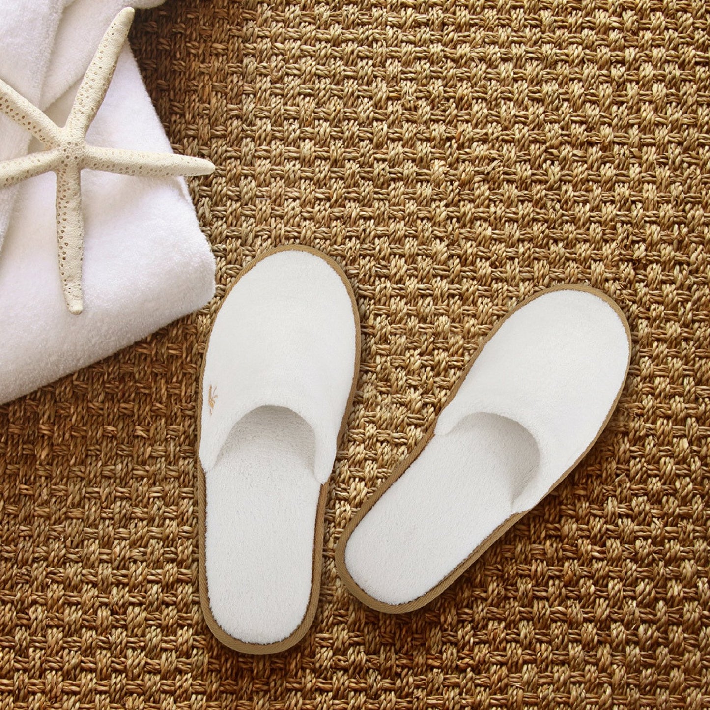 BERGMAN KELLY Extra Comfy Deluxe Padded Spa Slippers - Disposable Indoor House Slippers - Closed Toe House Shoes for Men & Women - Value Pack Hotel Indoor Shoes for Guests - Washable & Reusable