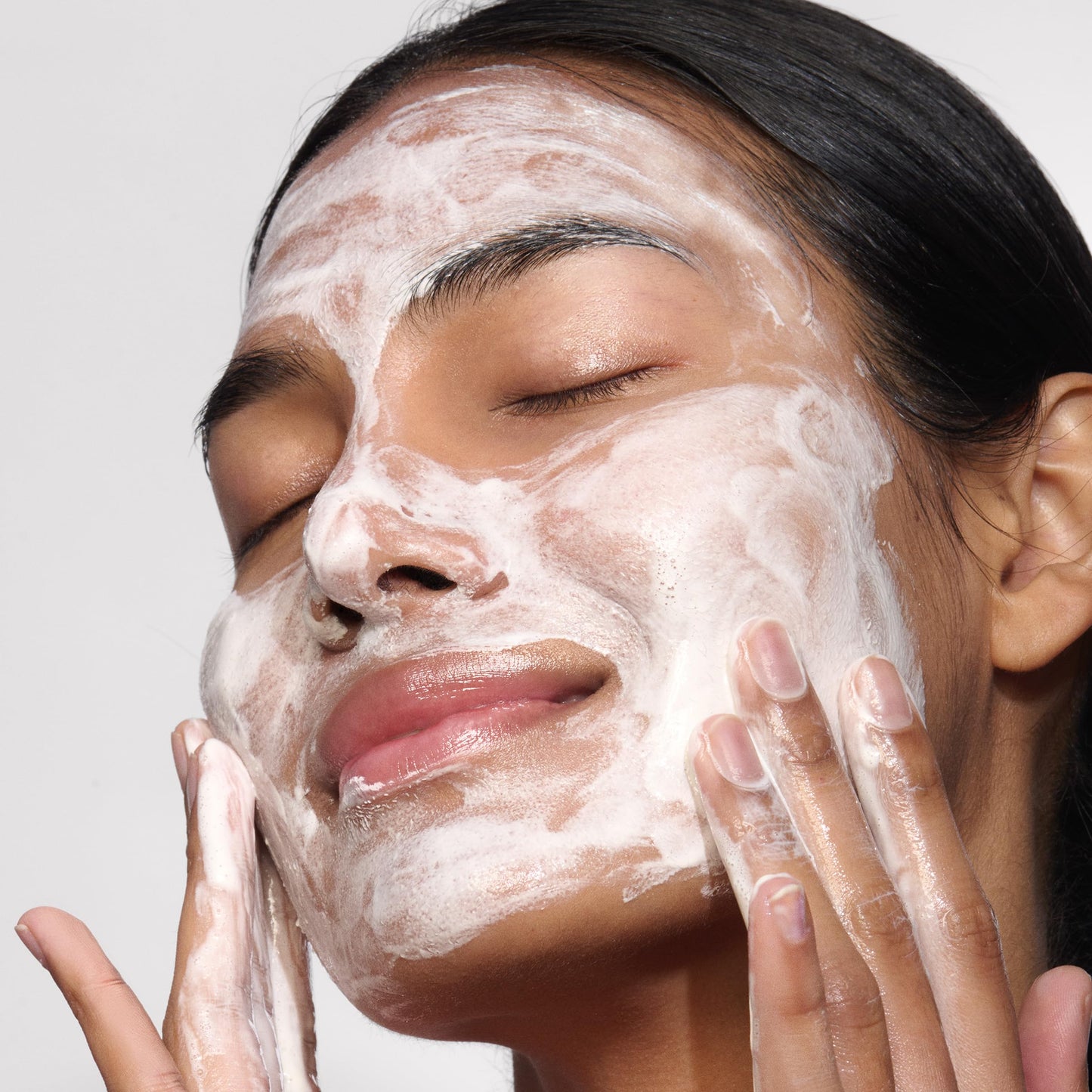 Clarins NEW Hydrating Gentle Foaming Face Cleanser | Cleanses, Soothes, and Softens | Contains Aloe Vera to Boost Hydration | Soap-Free | SLS-Free| Normal To Dry Skin Types